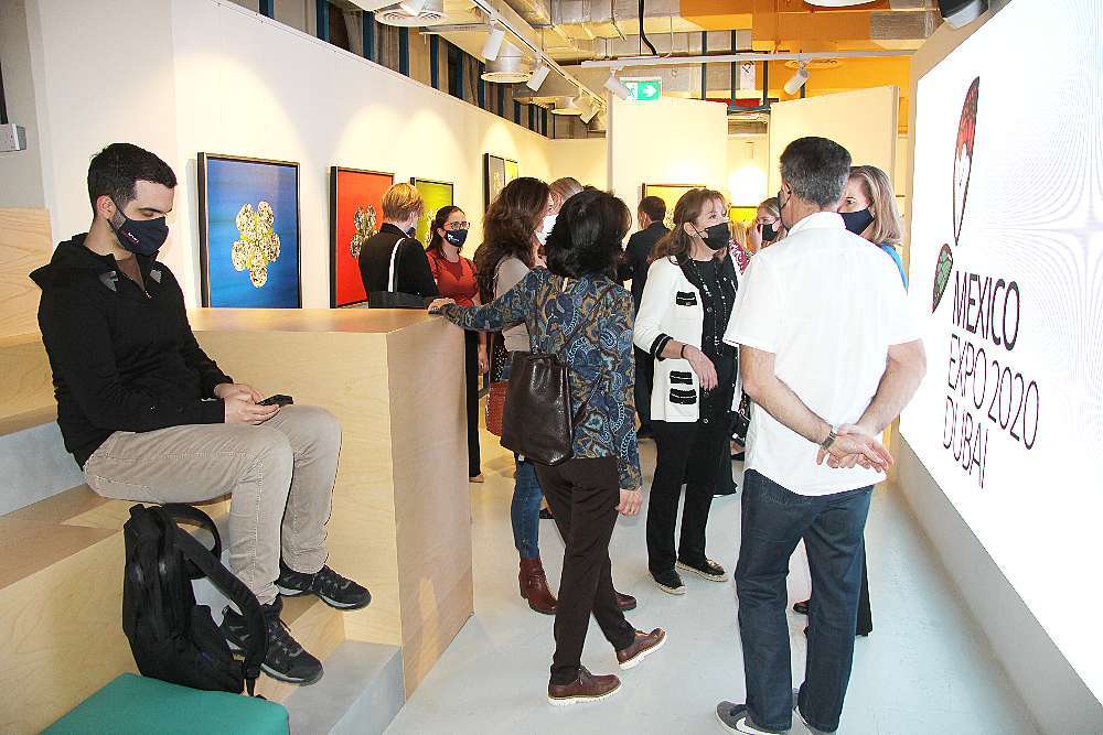 Numerosas personas acudieron a la apertura de la exposición. (EL CORREO)