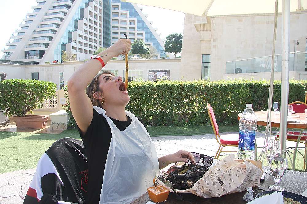 La rusa María, en la Gran Calçotada del Seville's. (EL CORREO)