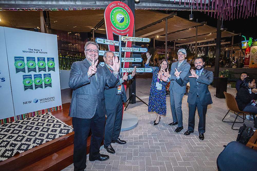 El momento de desvelar el cartel de la Marca de las Nuevas Maravillas de Mundo. (Cedida)