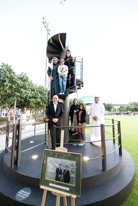 Patrocinadores y autoridades, en el tramo original de las escaleras de la Torre Eiffel ahora expuesto en Expo 2020 Dubai. (WAM)