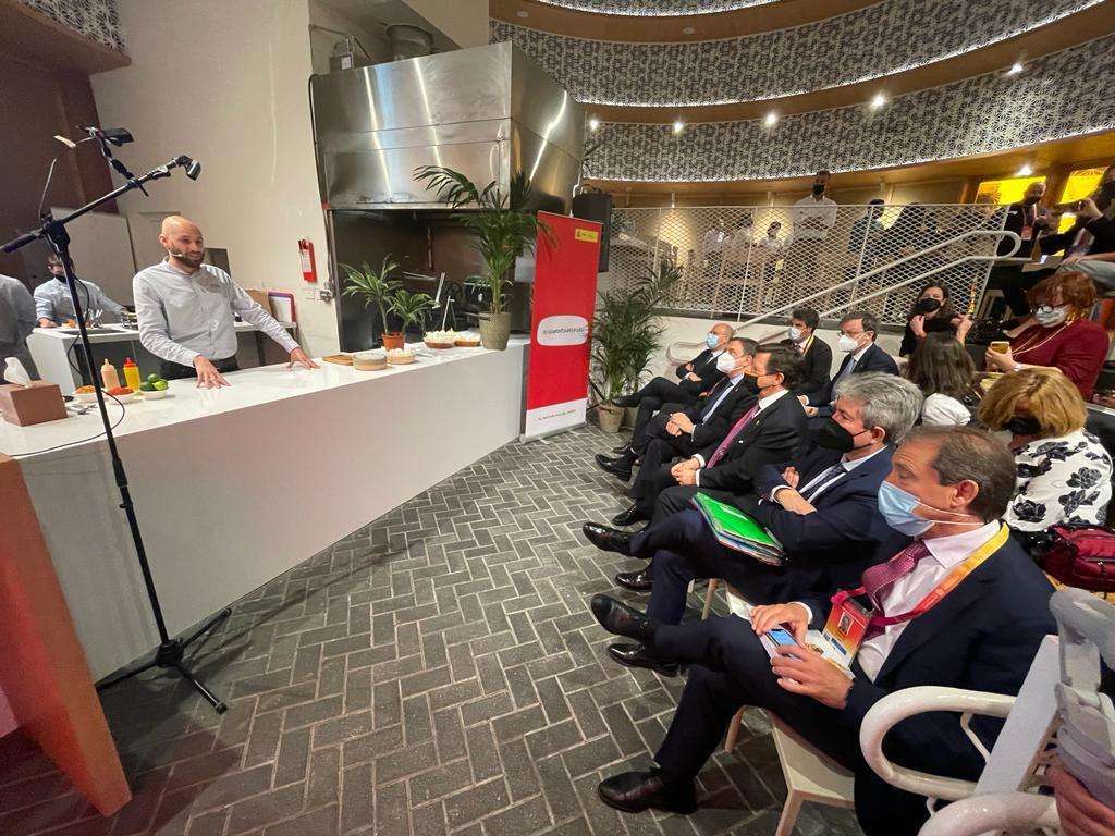 Sesión de cocina en directo realizada por el chef Rubén Arnanz. (EL CORREO)