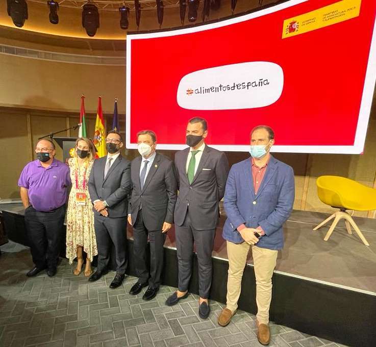 El ministro Luis Planas junto a españoles residentes en Emiratos. (EL CORREO)
