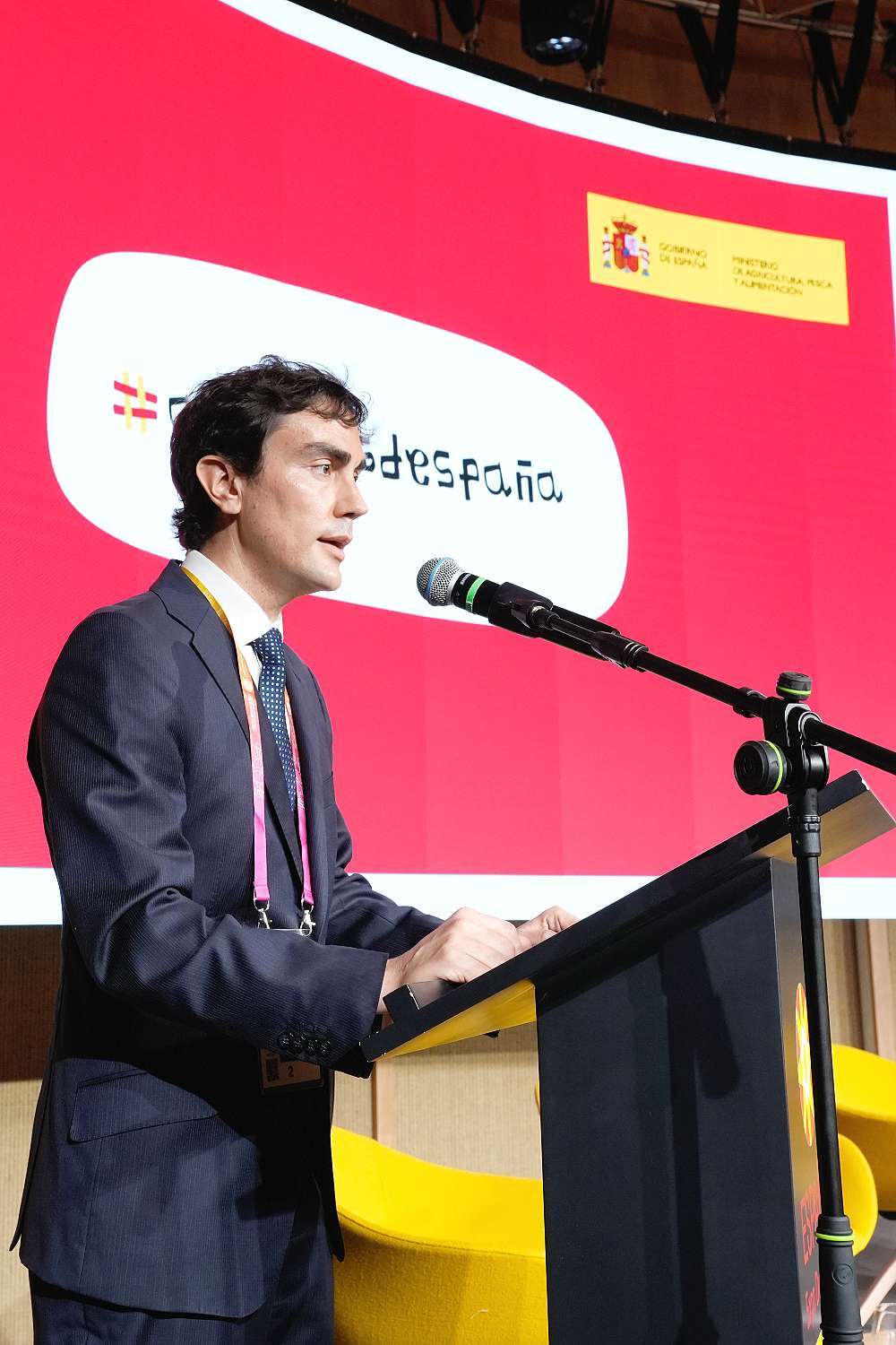 El diplomático español Héctor Salvador, durante la presentación del acto. /EL CORREO)