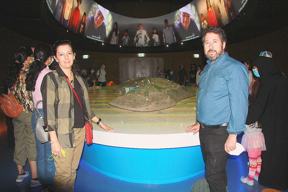 Alfonso Bermejo junto a su esposa, la también arquitecta María de la Barca Fernández, ante la maqueta de la isla de Zanzíbar en el Pabellón de la Oportunidad de Expo 2020 Dubai. (EL CORREO)