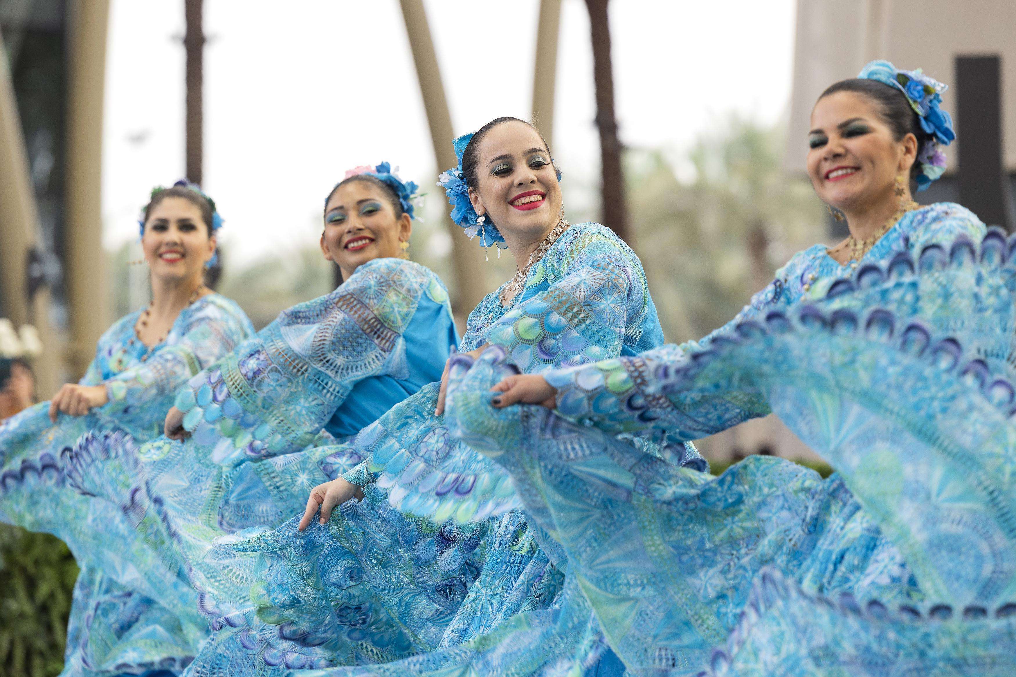 Un momento de la actuación de un grupo artístico de Paraguay. (Expo 2020 Dubai)
