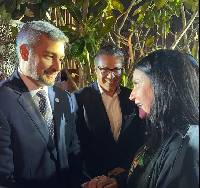 El presidente Paraguay departió durante su visita con residentes hispanohablantes en EAU. (Cedida)
