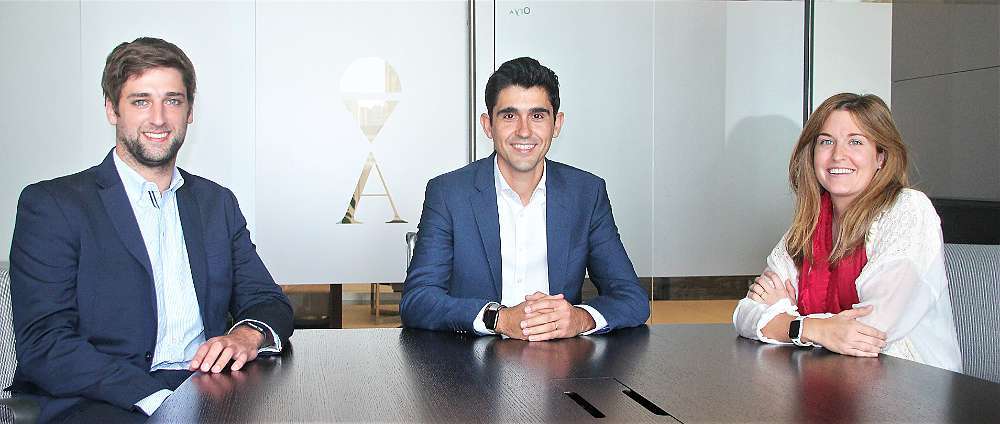 De izquierda a derecha, Guillem Mas, Juan Sáez y Zulema Sanchis, en la sede de Accuracy en Dubai. (EL CORREO)