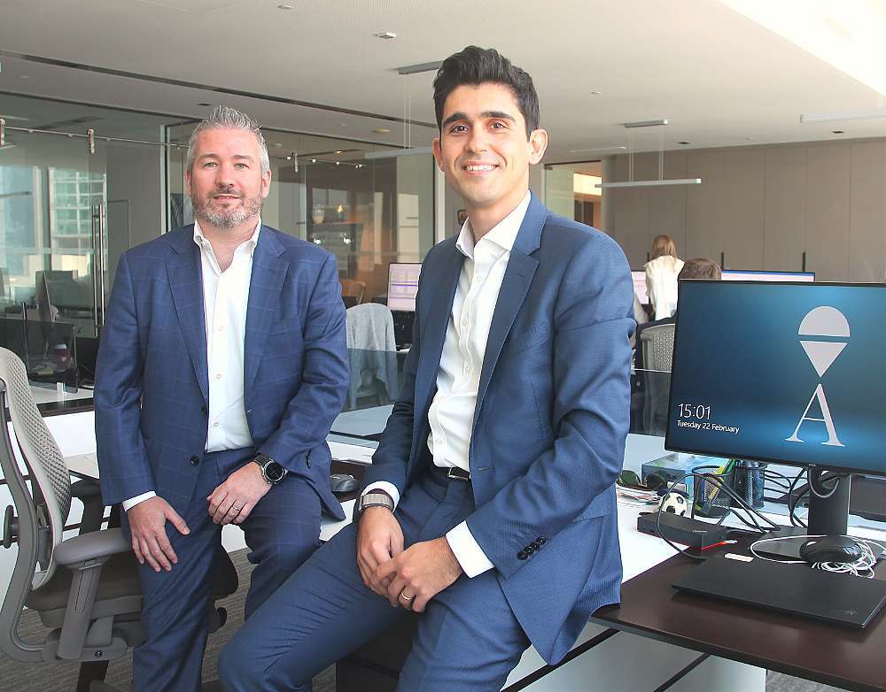 Darren Mullins -izquierda- junto a Juan Sáez. (EL CORREO)