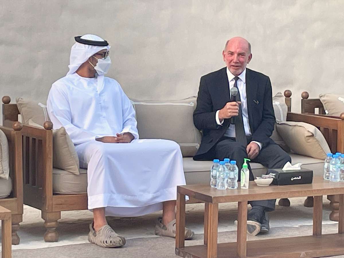 Luis Alfonso de Alba, nuevo embajador de México en Emiratos Árabes -derecha-, interviene en presencia del director del Departamento de Cultura y Turismo de Abu Dhabi, Mohamed Khalifa Al Mubarak. (EL CORREO)