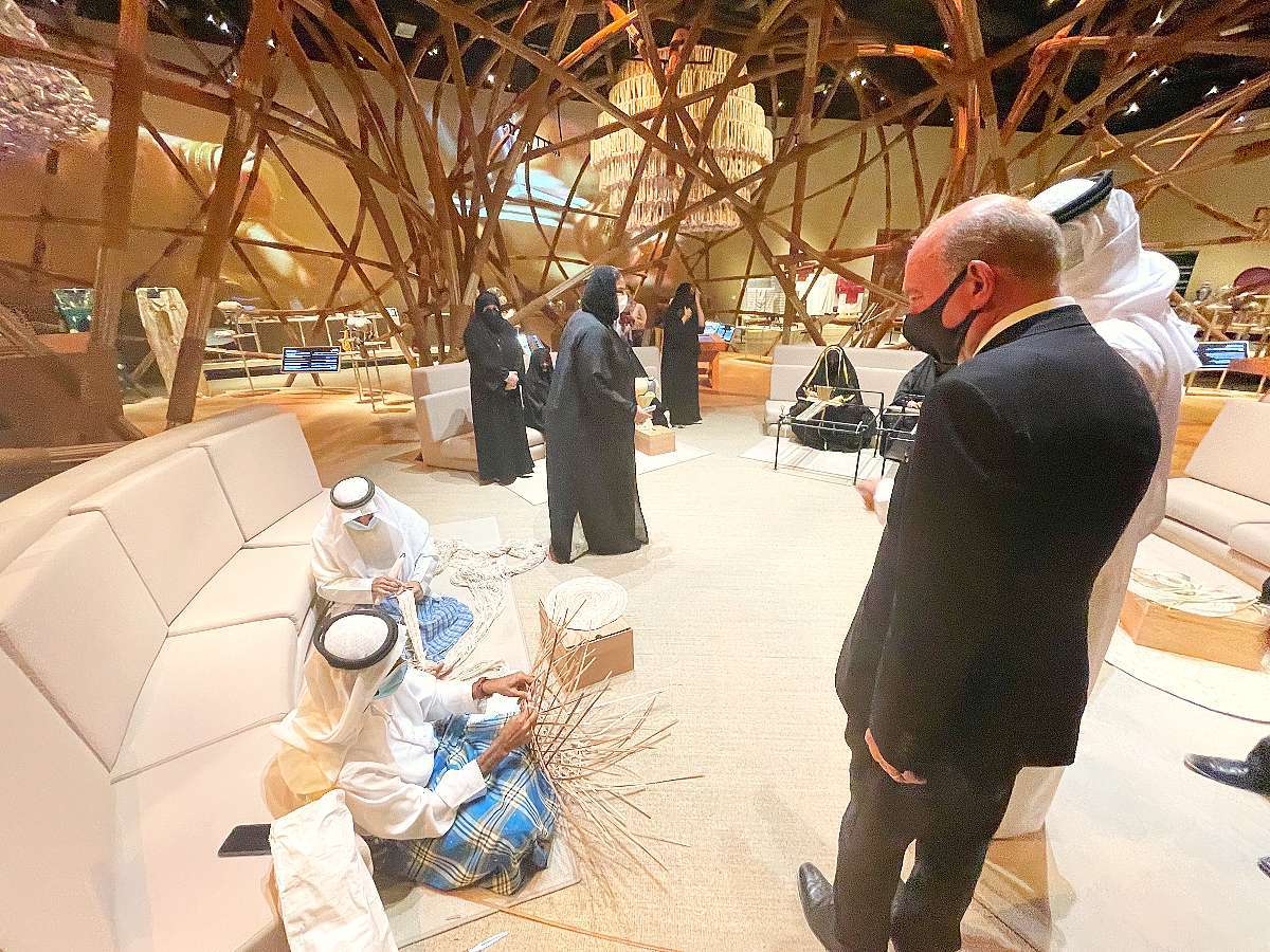Luis Alfonso de Alba observa la labor de un artesano emiratí en House of Artisans. (EL CORREO)