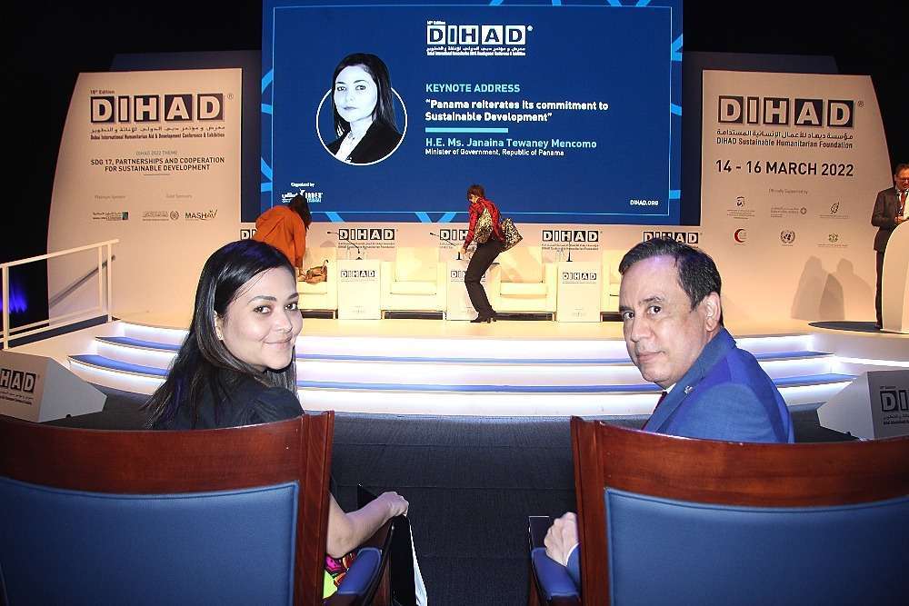 Janaina Tewaney Mencomo y el embajador Ricardo Laviery antes de la conferencia. (EL CORREO).