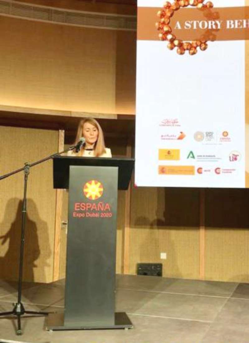 La responsable de la Segunda Jefatura de la Embajada de España en Emiratos Árabes, Irina Sanchís, durante su intervención. (Cedida)