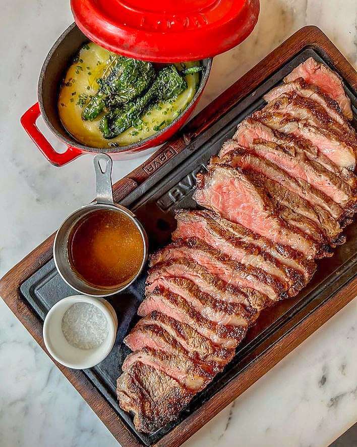 Mira el chuletón y esos pimientos: todo lo tienes en Asador de Aranda de Dubai. (Cedida)