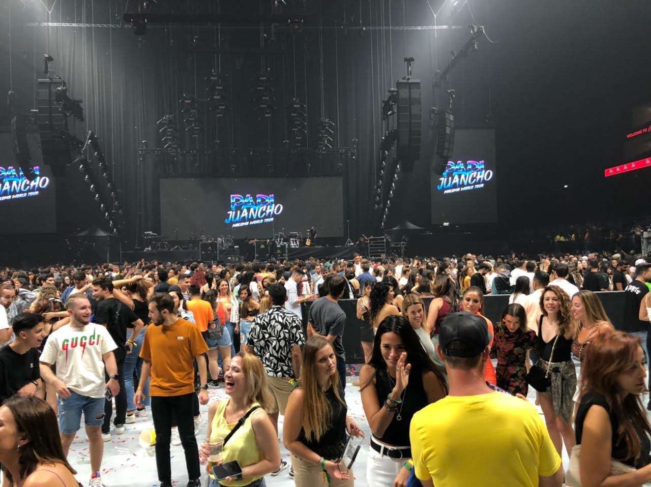 Una perspectiva del público en el concierto Maluma Dubai. (Navid Blanco)