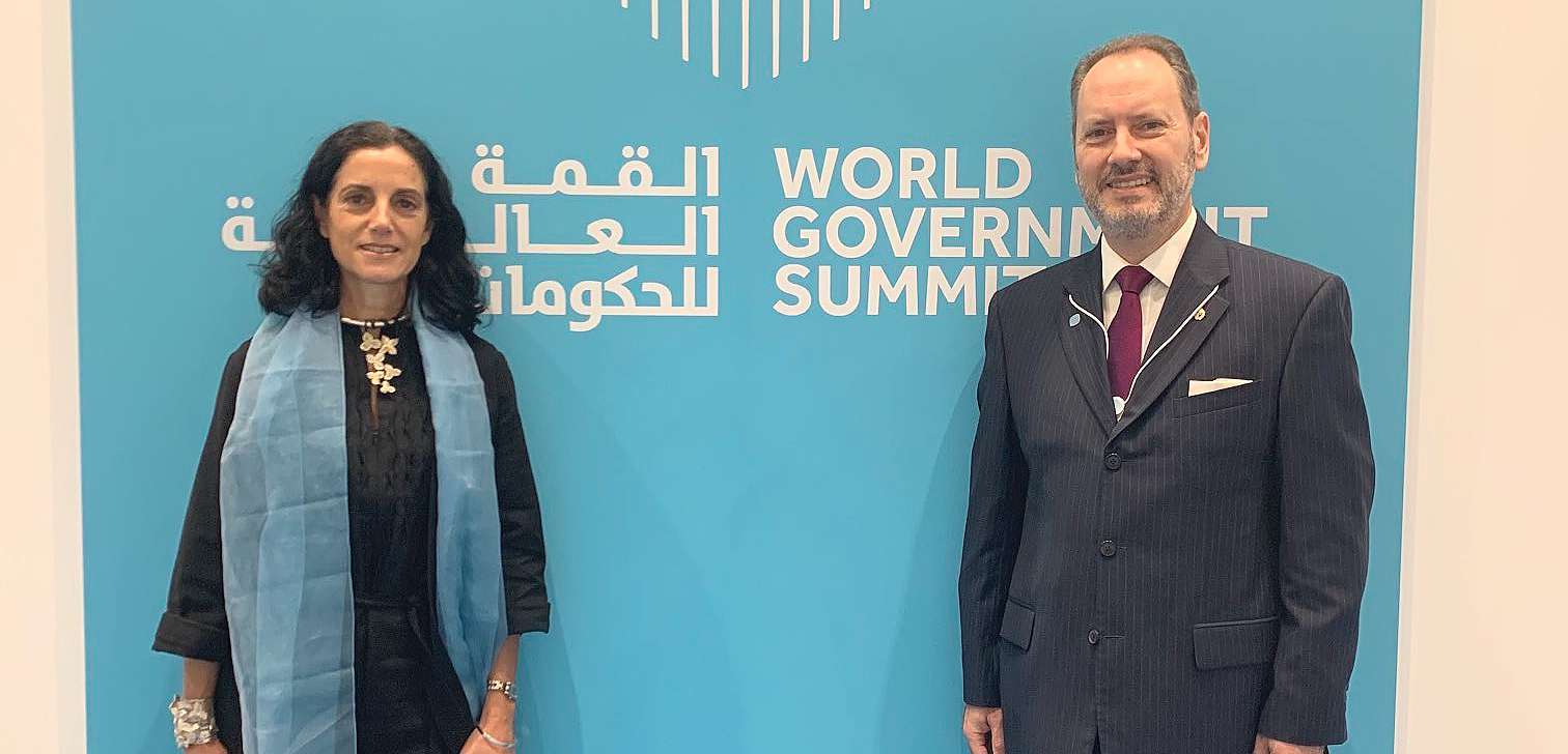 Azucena María Arbeleche, ministra de Economía y Finanzas de Uruguay, junto al embajador de su país en Emiratos Árabes Unidos, Álvaro Ceriani. (Cedida)