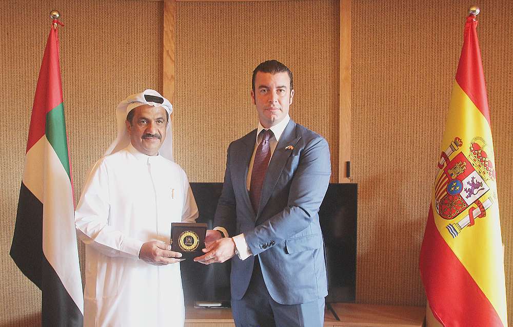 Intercambio de obsequios en el Pabellón de España en Expo 2020 Dubai tras la firma del MOU por parte del secretario general del International Investors Council, Jamal Saif Al Jarwan, y sel presidente del Spanish Business Council, Guillermo Cobelo. (EL CORREO)