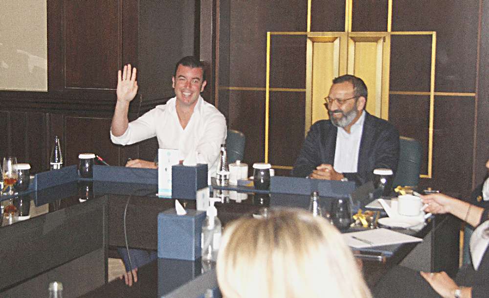 Guillermo Cobelo, presidente del SBC, vota en presencia de Pradeep Bhargava. (EL CORREO)