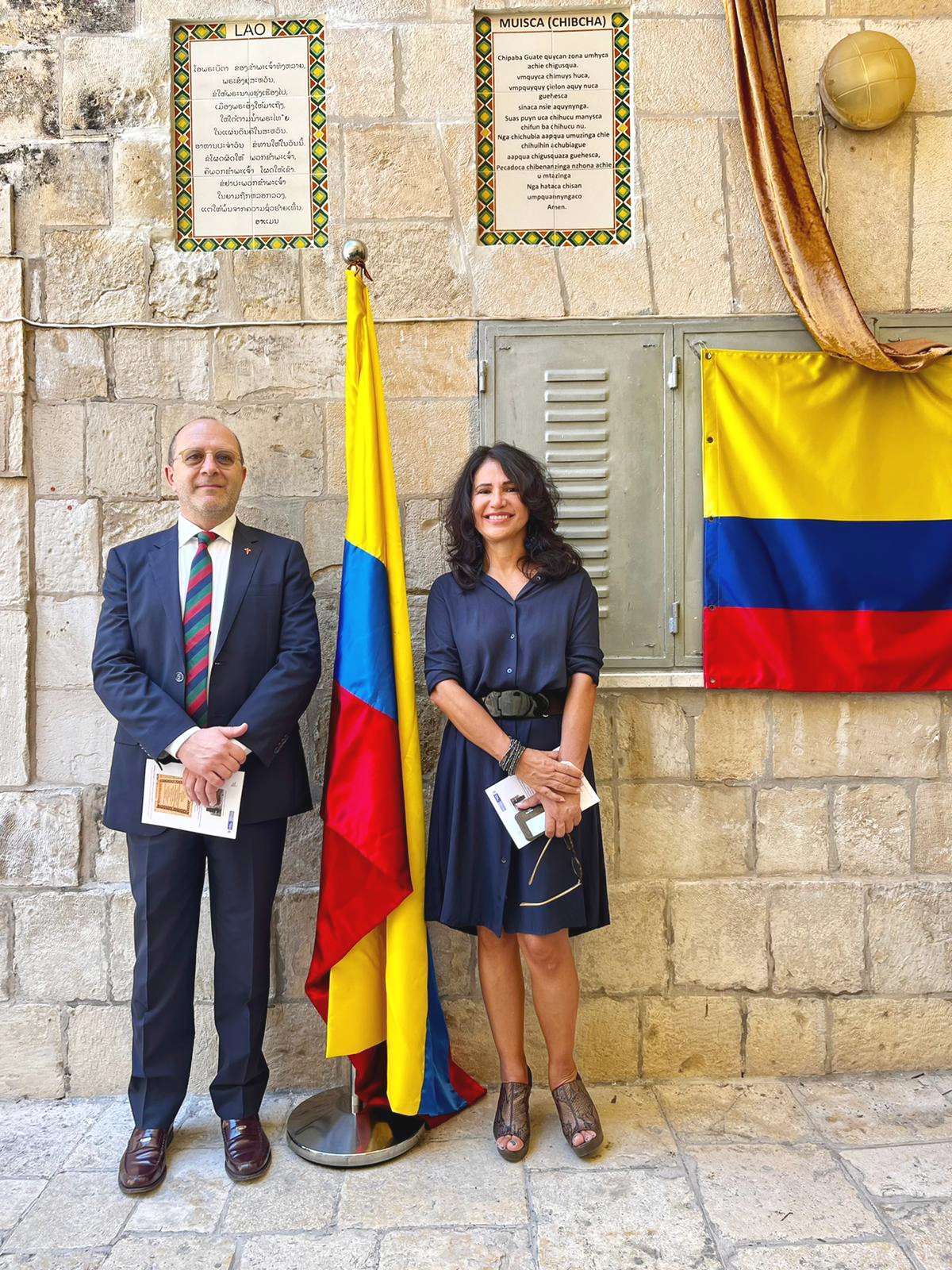 El Embajador mexicano Pedro Blanco junto a la Embajadora de Colombia en Israel, Margarita Manjarrez, ante la placa con el Padre Nuestro en Muisca. (Cedida)
