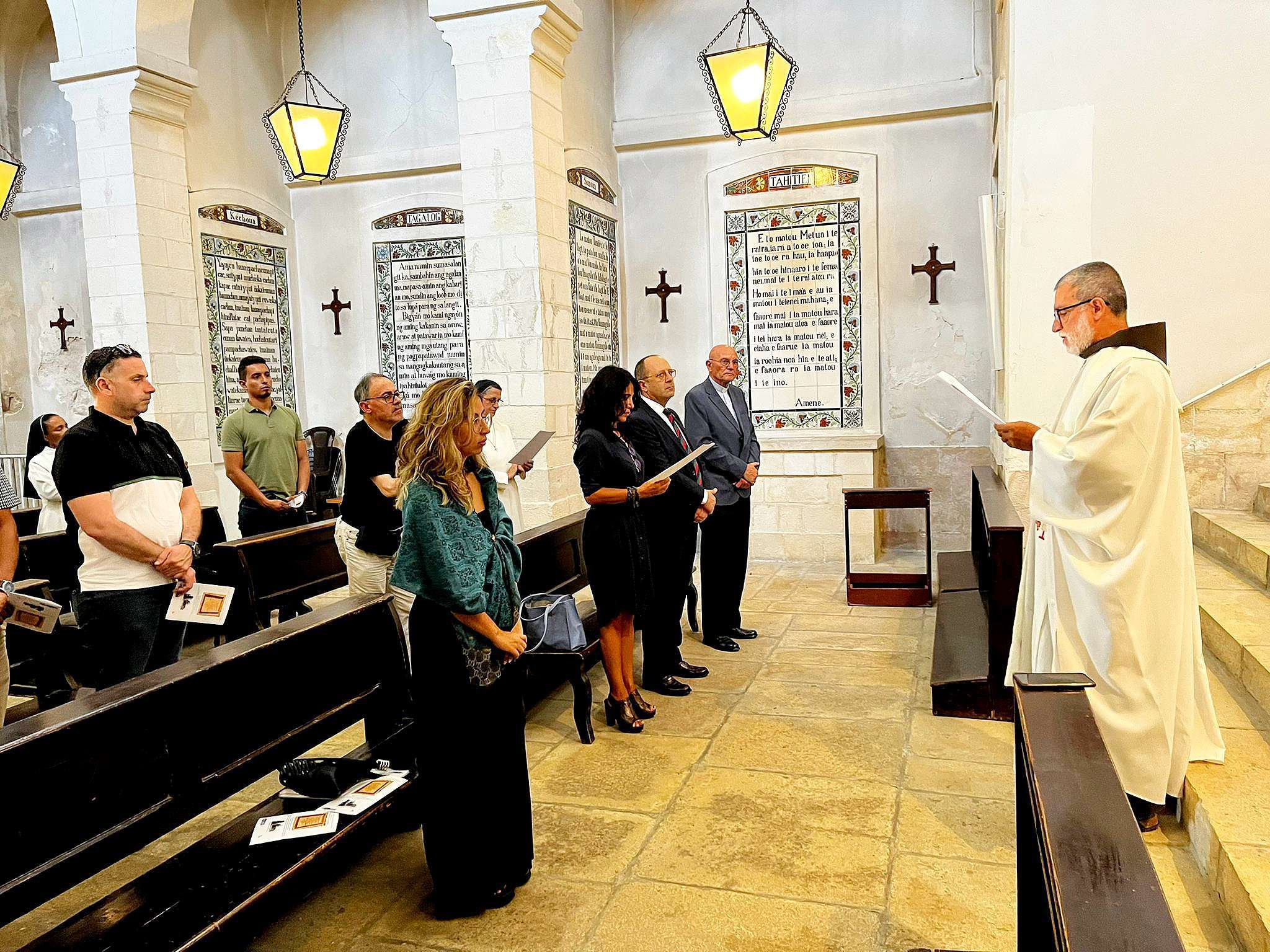 El momento de la eucaristía tras la inauguración de la placa con la oración en Muisca en la Iglesia del Padre Nuestro en el Monte de los Olivos de Jerusalén. (Cedida)