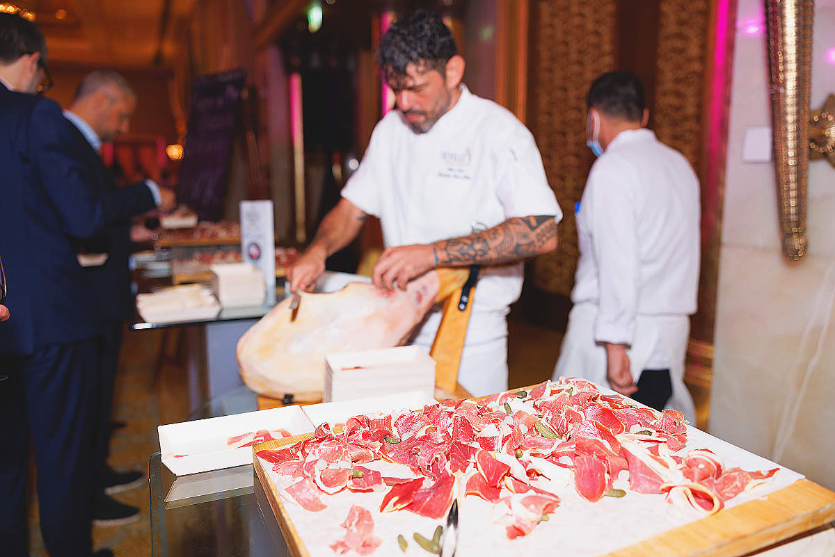El chef Aleix Font, muy reconocido en Emiratos Árabes, corta jamón de auténtica raza autóctona gallega en la Fiesta Nacional de España celebrada en el Emirates Palace. (SBC)