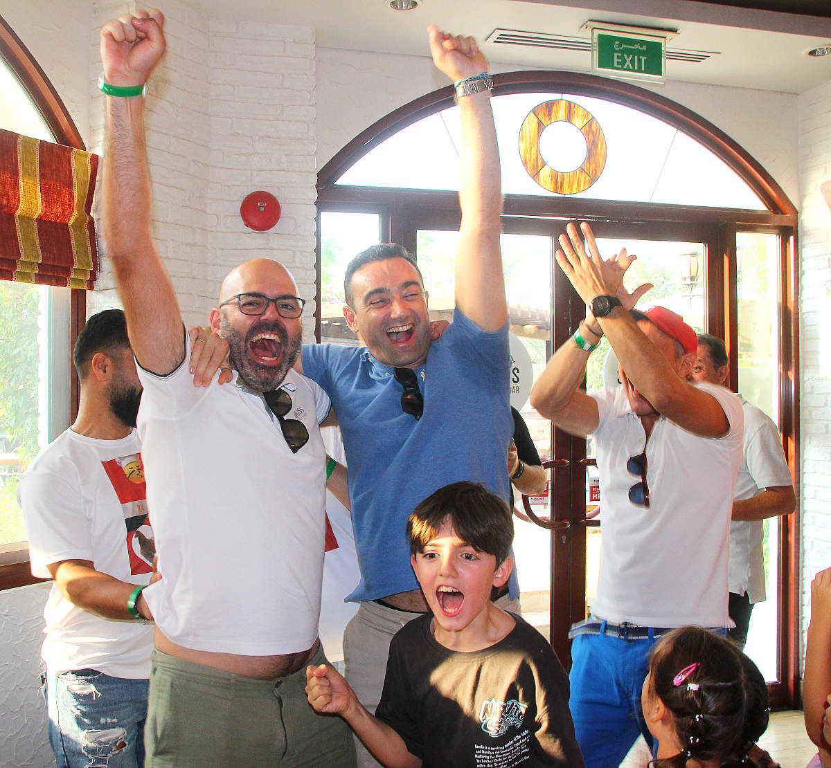 Samuel Selma y Alfredo Llaneza, ganadores del VI Concurso de Paellas organizado por el restaurante Seville's en Dubai. (EL CORREO)