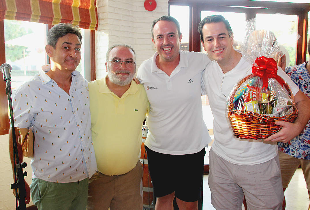 Raúl Simón, de La Despensa, patrocinadora del concurso de paellas -izquierda-, junto a Mariano Andrés y los 'maestros' que quedaron en segundo lugar: Pesudo Ramos y Nuño Arcusa Gil. (EL CORREO)