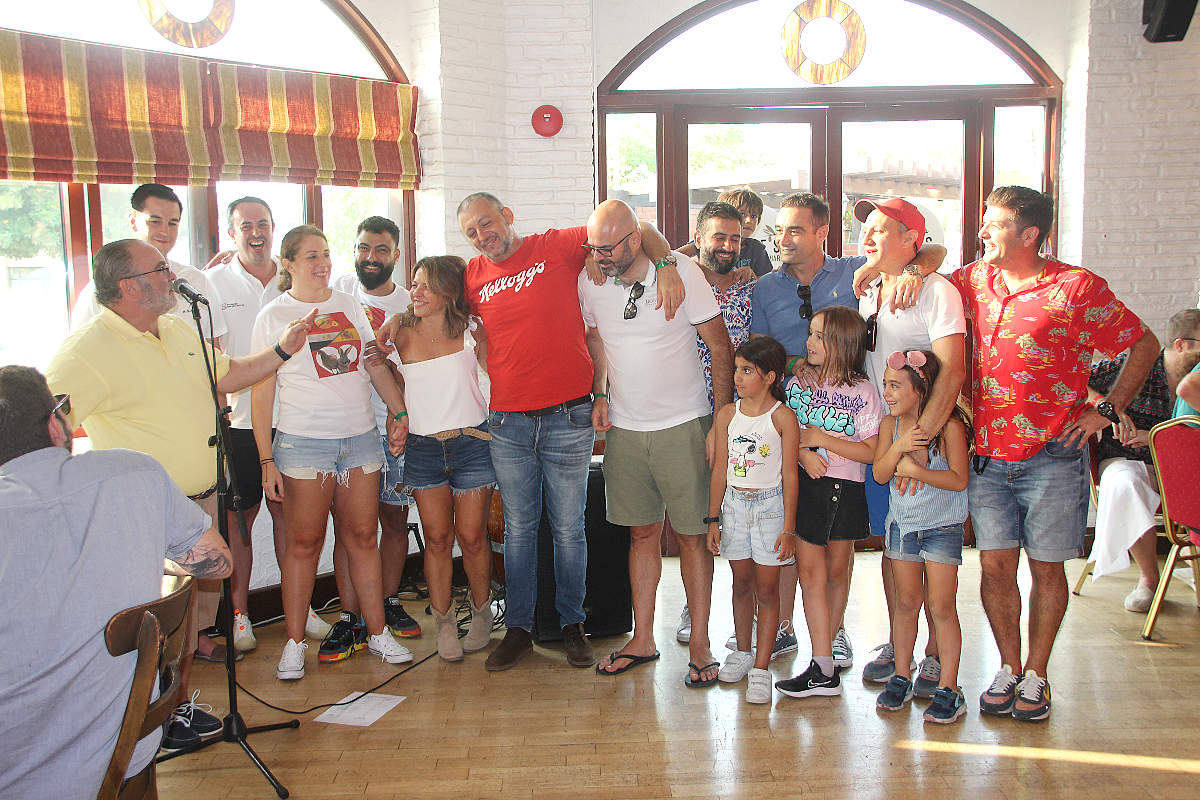 Todos los participantes en el Concurso de Paellas del Seville's atienden a las palabras de Mariano Andrés. (EL CORREO)
