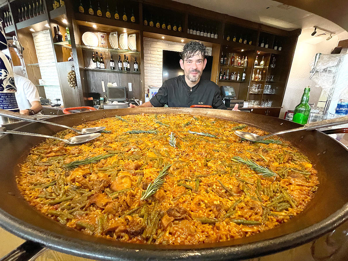 Aleix Font, con la espectacular paella que preparó para la ocasión. (EL CORREO)