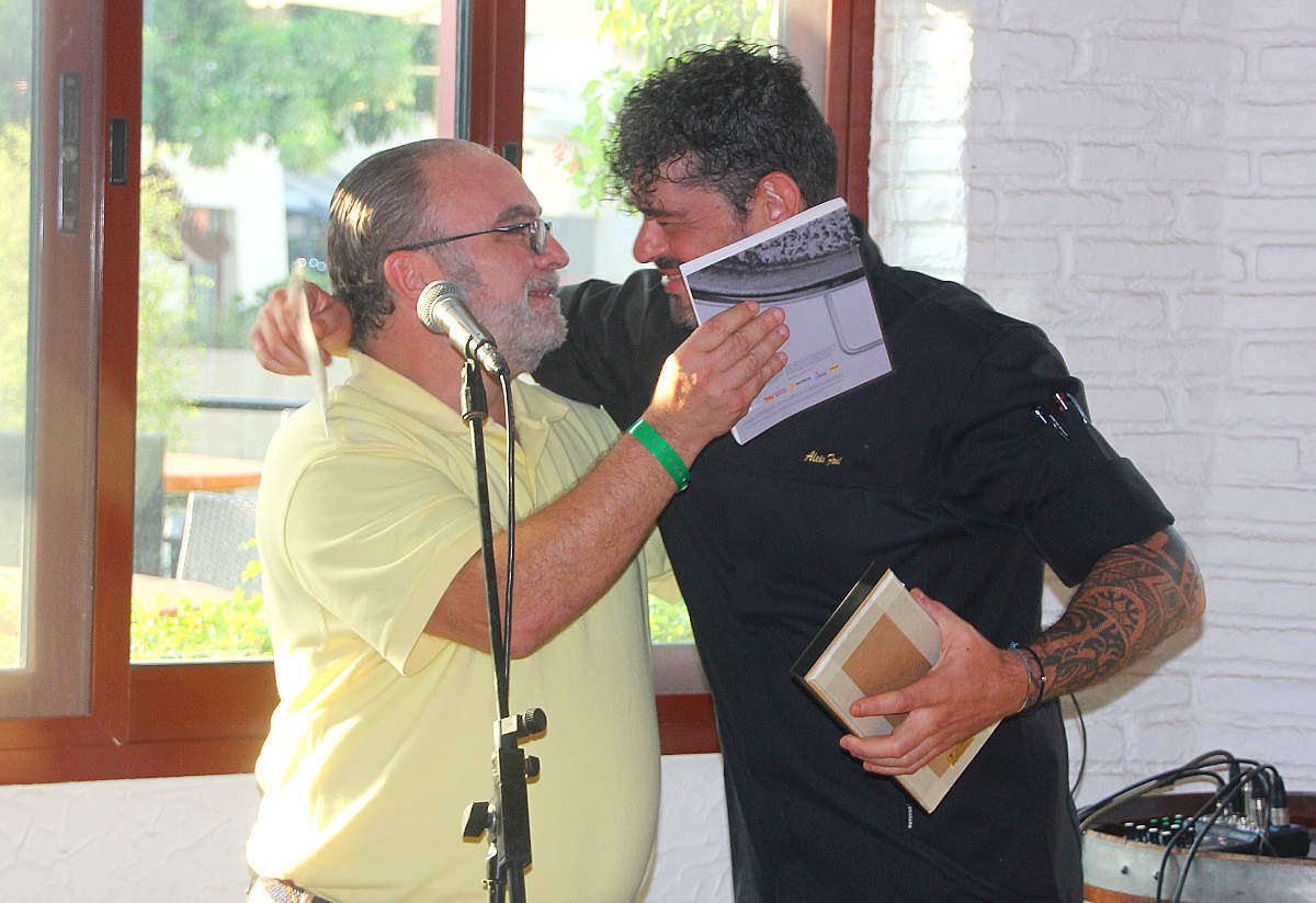 Ell chef Aleix Font abraza a Mariano Andrés tras recibir de sus manos la cullera de fusta. (EL CORREO)