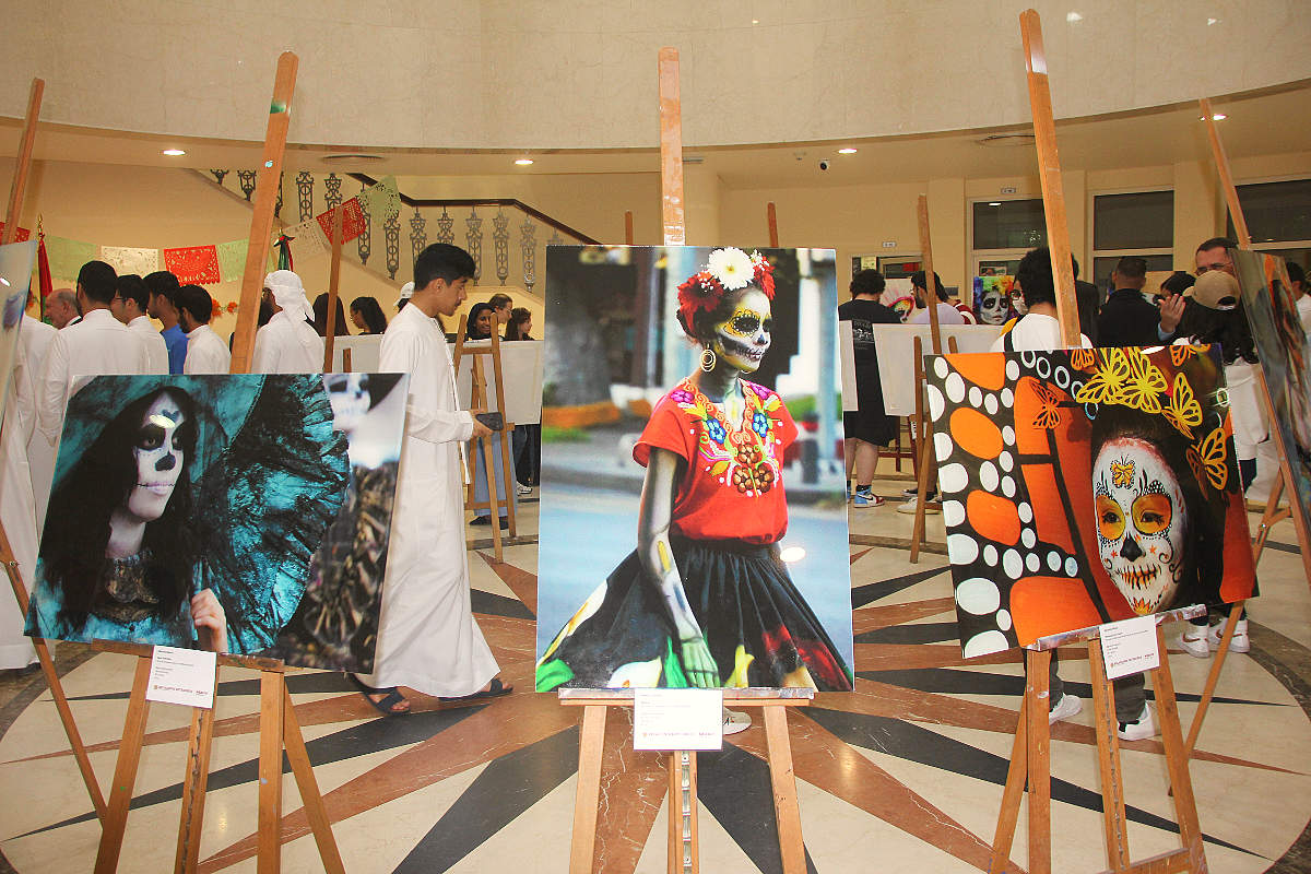 Exposición fotográfica del artista mexicano Mauricio Silerio en la Universidad Americana de Dubai. (EL CORREO)