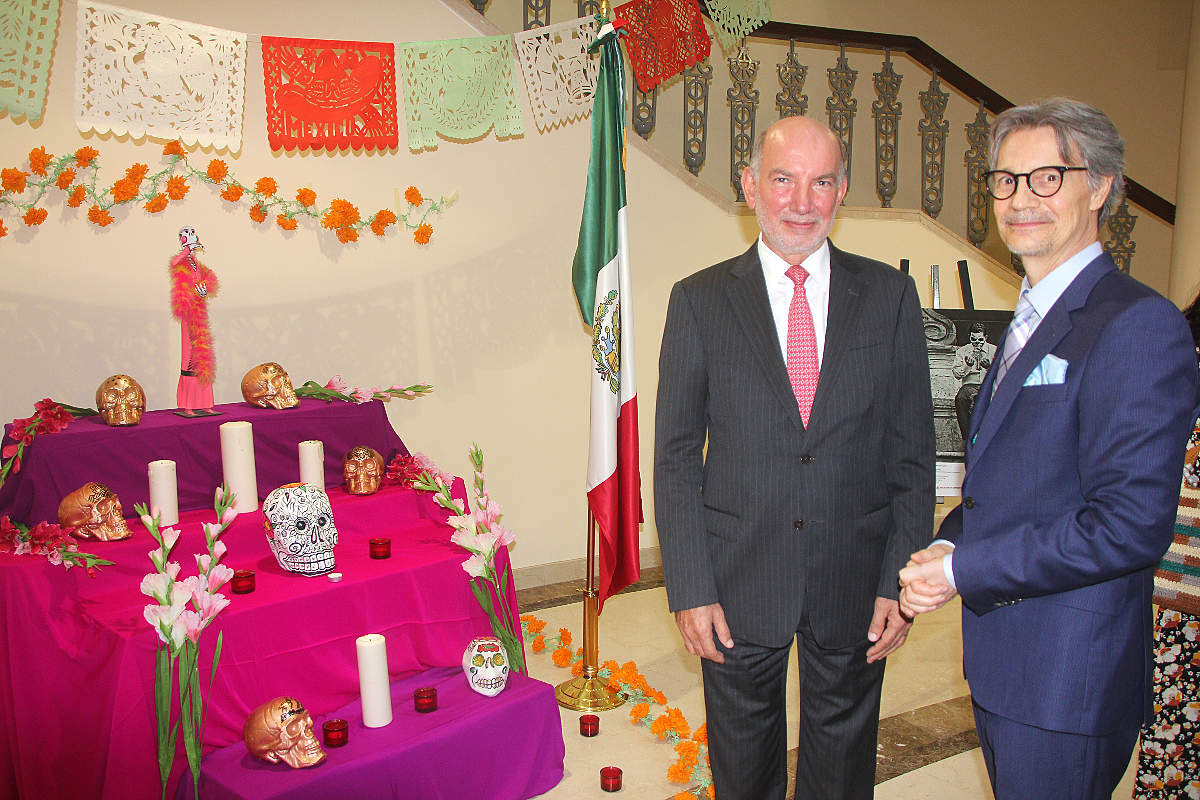 El embajador de México en EAU, Luis Alfonso de Alba, y el presidente de la AUD, David Schmidt, ante el Altar de Muertos. (EL CORREO)