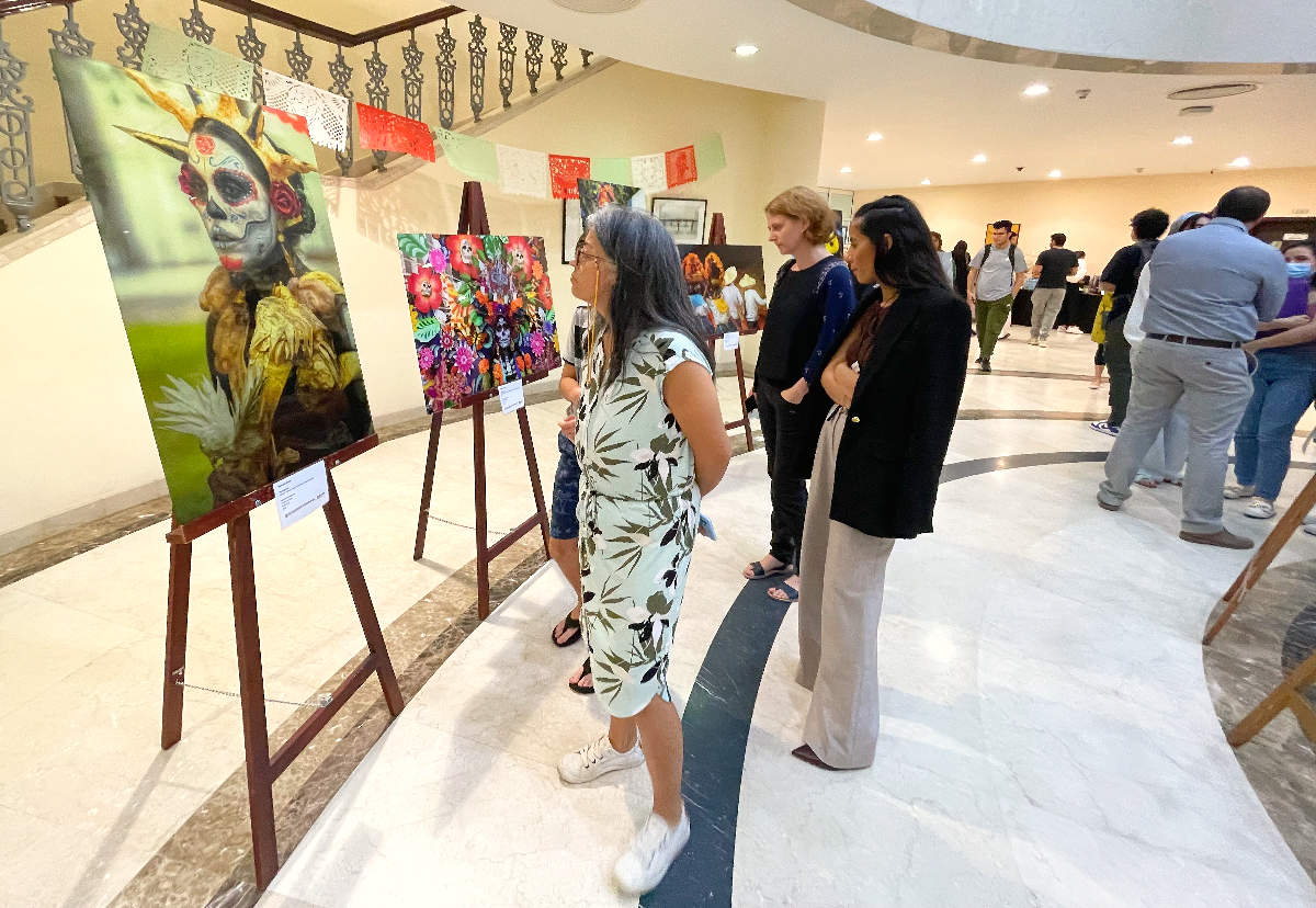 Decenas de personas acudieron a la inauguración en la AUD de la exposición fotográfica 'Muerte en la Piel'. (EL CORREO)