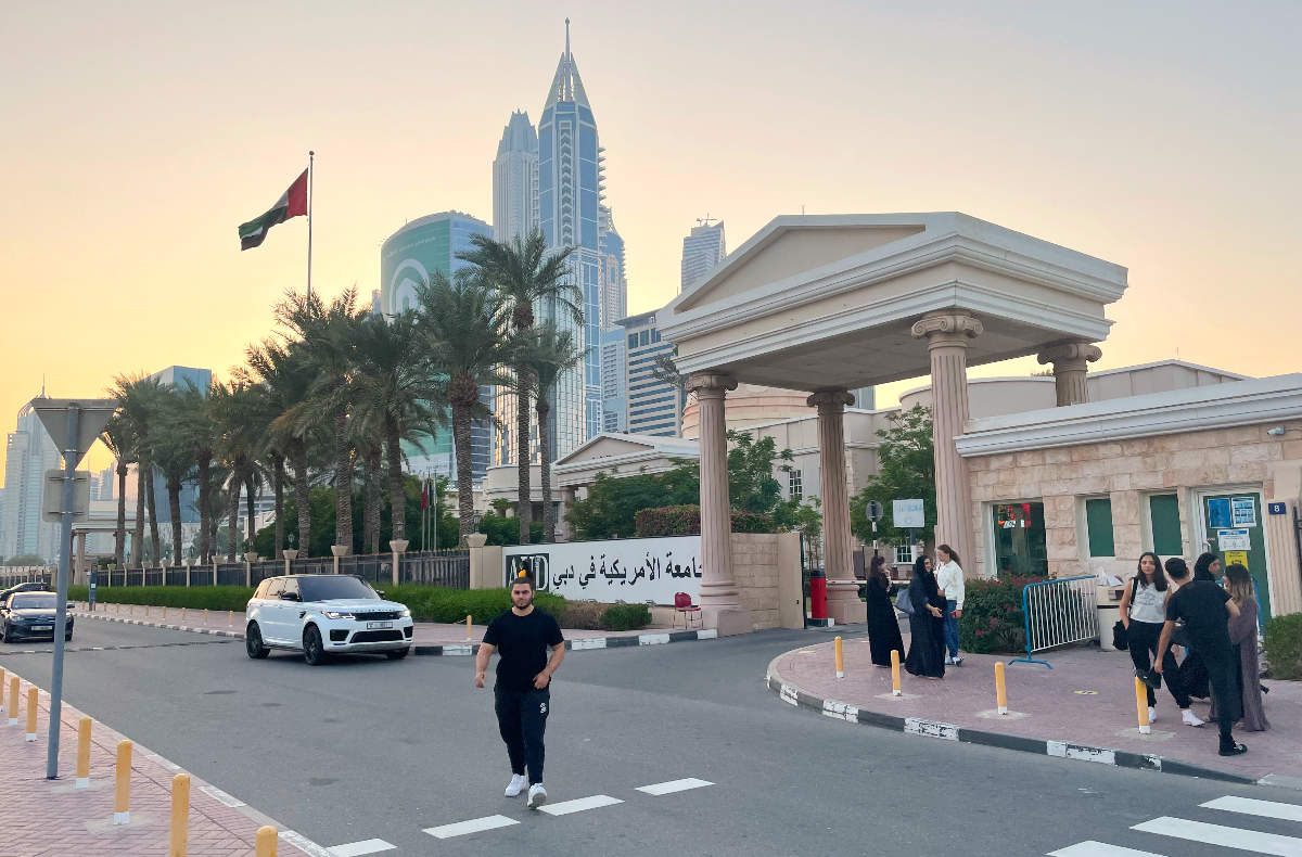 Perspectiva exterior de la Universidad Americana de Dubai con los rascacielos de la Marina como telón de fondo. (EL CORREO)