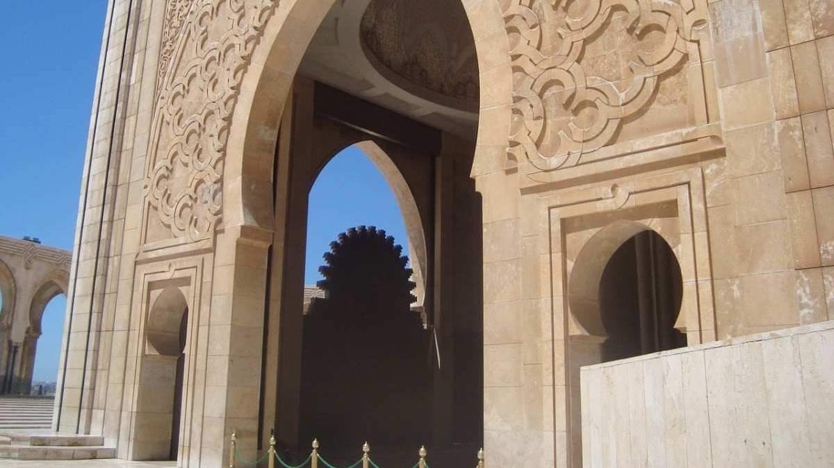 Detalles de la fachada exterior de la Mezquita de Hassan II. Foto: pexels,