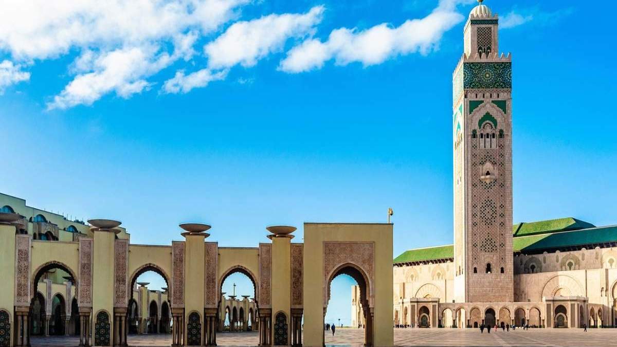 Otra perspectiva del exterior de la Mezquita de Hassan II. Foto: pixabay.