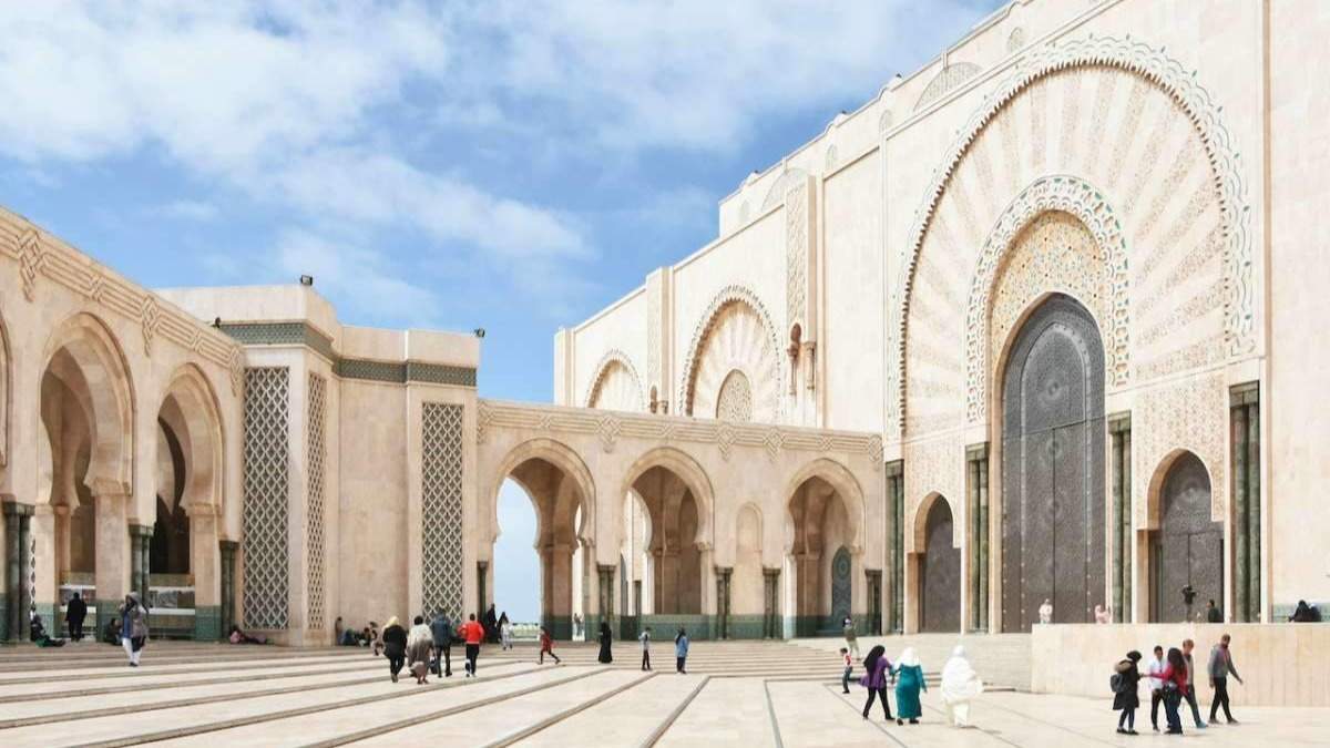 La esplanada exterior de la Mezquita de Hassan II. Foto: pexels.