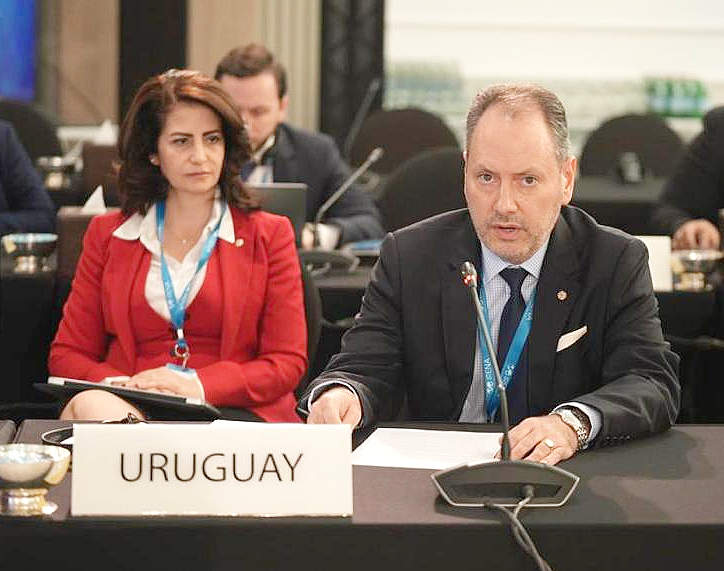 Álvaro Ceriani, embajador de Uruguay en Emiratos Árabes y representante permante ante Uruguay ante IRENA, se dirige al Consejo en presencia de Bárbara Eldbeissy. (Cedida)