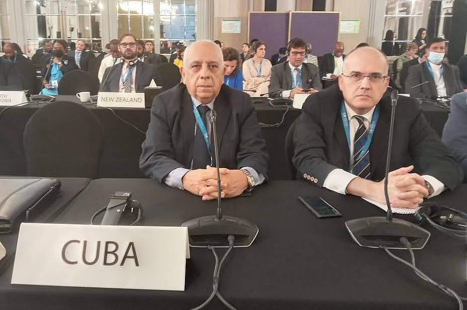 Los embajadores en Emiratos Árabes de Cuba, Roberto Blanco -izquierda, y de Costa Rica, Francisco Chacón, durante el Consejo de IRENA en Abu Dhabi. (Cedida)