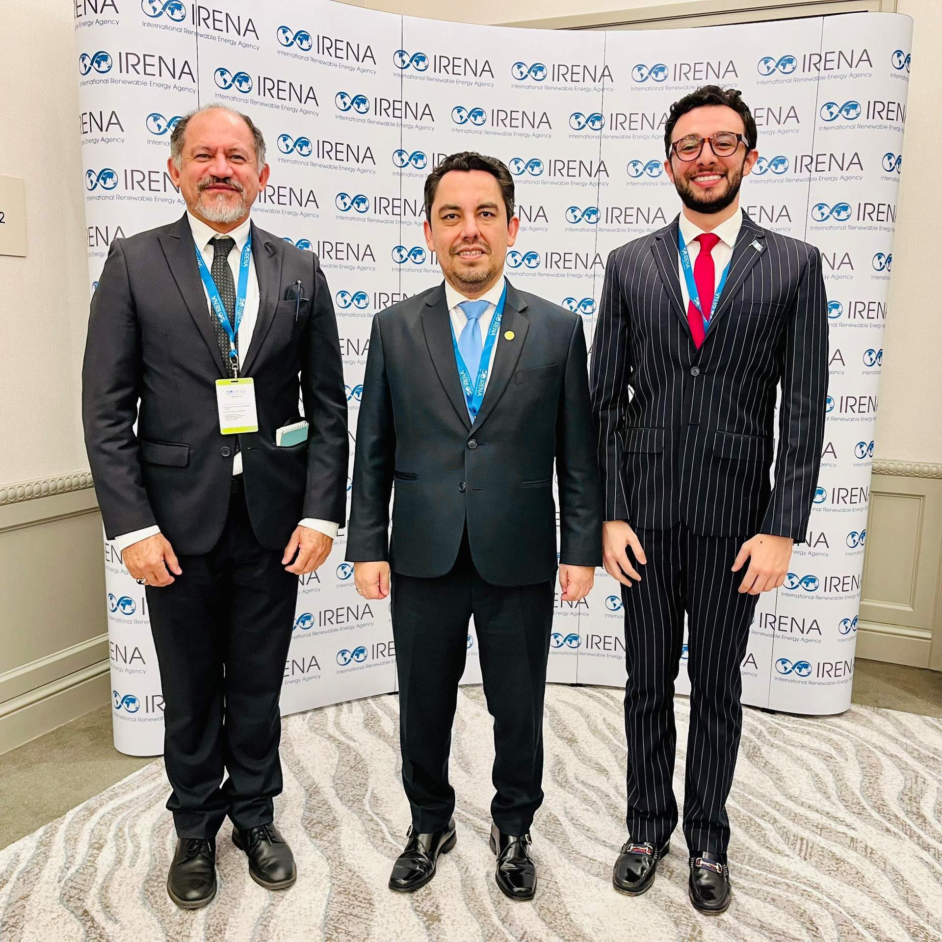El embajador de Guatemala en Emiratos Árabes, Willy Gómez, entre el ministro consejero de su Embajada, Carlos Cazali Díaz -izquierda-, y el consejero comercial, José Bassila, durante el 24 Consejo de IRENA en Abu Dhabi. (Twitter)