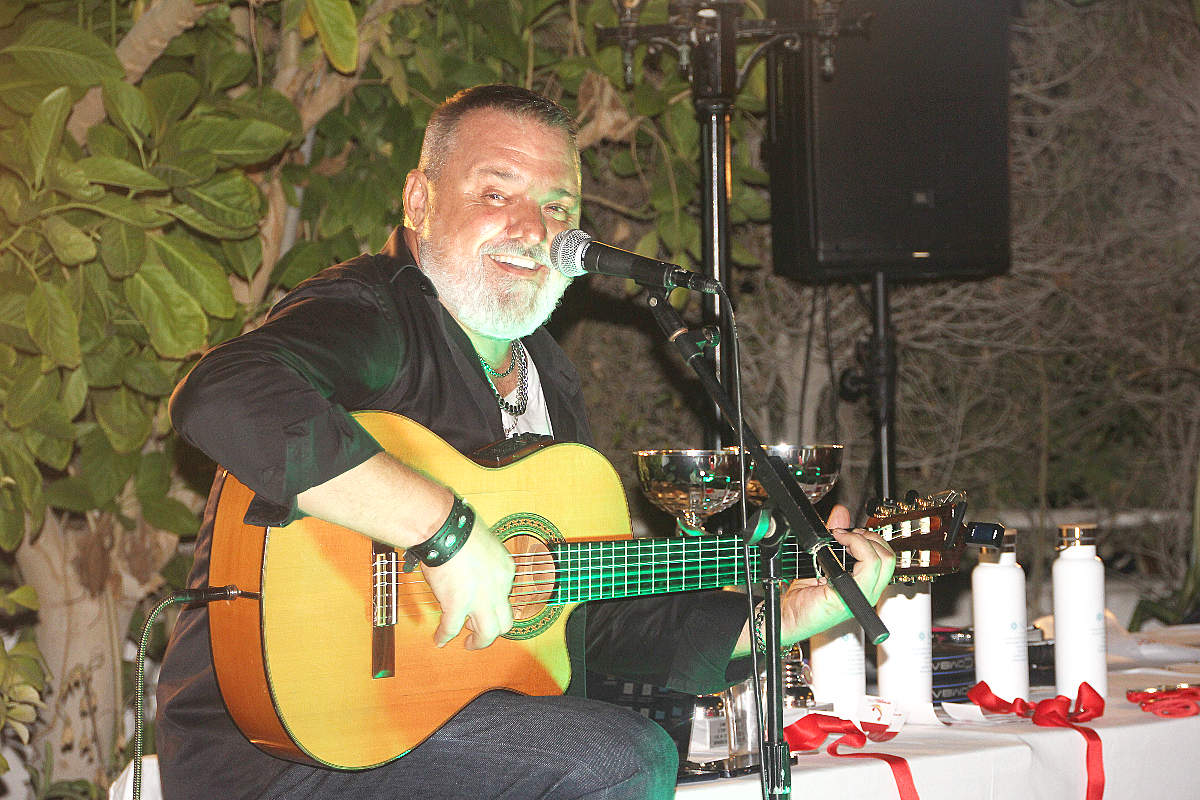Keco Fontana dedica 'Entre dos aguas' a Mariano Andrés. (EL CORREO)