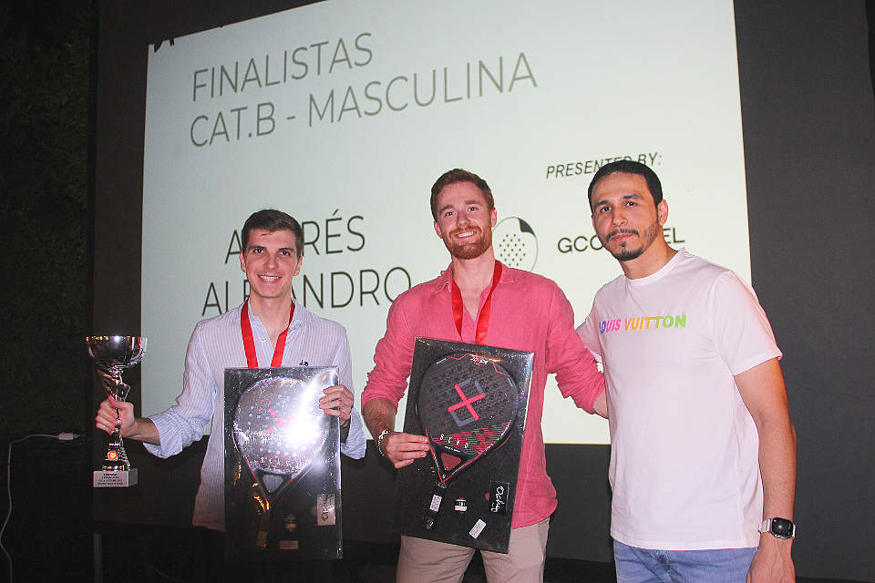 De izquierda a derecha, Alejandro Ubach, ganador de la categoría B masculina; Andrés Bujosa; ganador de la categría B masculina y Abdallah Almaazmi, de GCC Pádel. (EL CORREO)