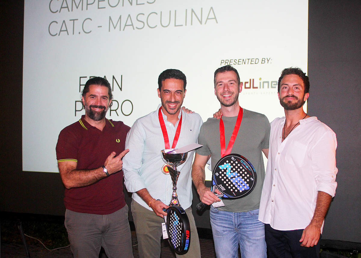 De izquierda a derecha, Antonio Muñoz, de Redline Padel Sport Expert; Fran Martínez, ganador de la cateogría C masculina; Pedro Manzano, ganador la categoría C masculina; e Israel del Burgo, de Spanish Padel Academy. (EL CORREO)