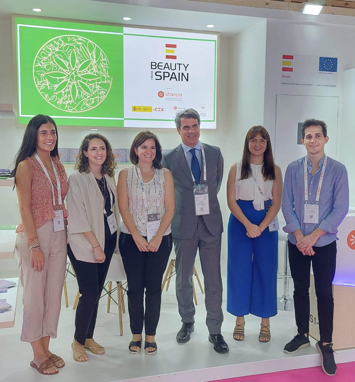 Andrés Salinero -cuarto por la izquierda- en el Pabellón de España en Beautyworld Middle East 2022. (Cedida)