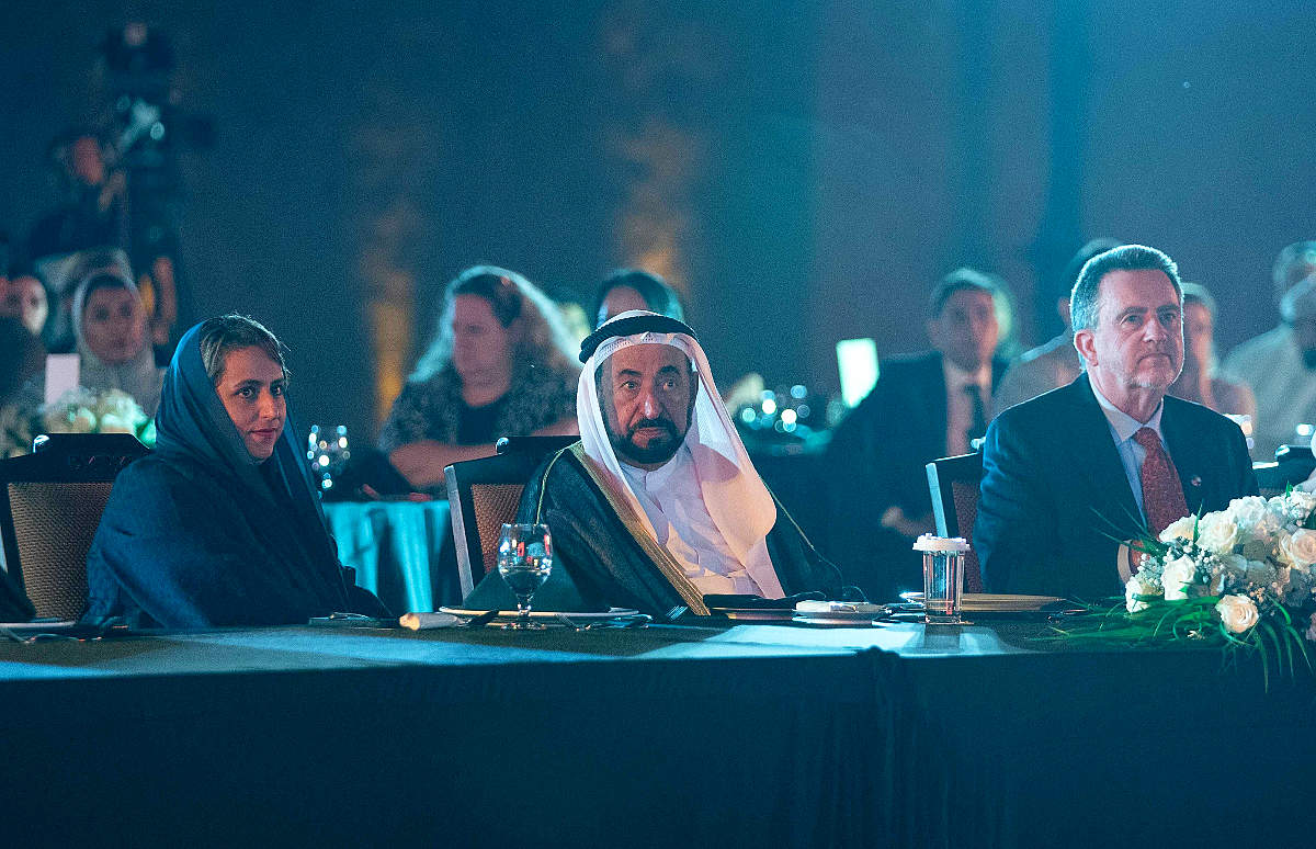 De izquierda a derecha, la jequesa Hoor bint Sultan Al Qasimi, el jeque Sultan bin Muhammad Al Qasimi y Sean Murphy, durante la clausura del V Sharjah Film Platform. (WAM)