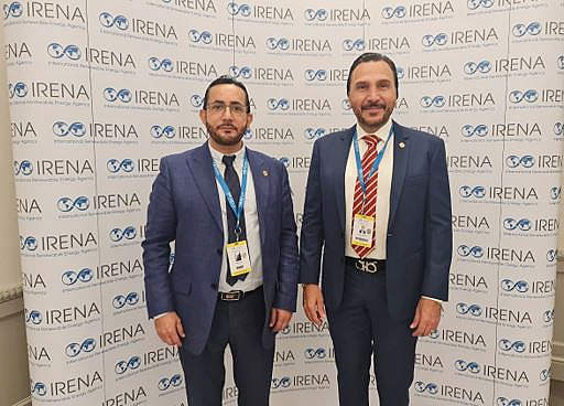 El embajador de Venezuela en Emiratos Árabes Unidos, Samir Al Attrach -derecha-, junto a Nabil Abdul Khalek, analista político de la Embajada de Venezuela, en el 24 Consejo de IRENA. (EL CORREO)