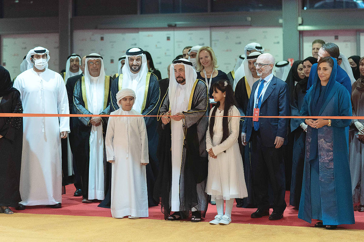 El jeque Sultán bin Muhammad Al Qasimi corta la cinta inaugural de la 41 edición de la Feria Internacional del Libro de Sharjah. (WAM)