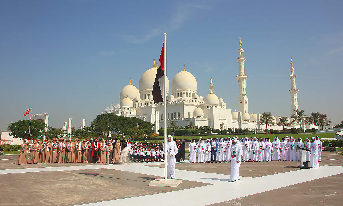 Momento del izado de la Bandera de Emiratos Árabes Unidos en la Gran Mezquita del Jeque Zayed. (EL CORREO)