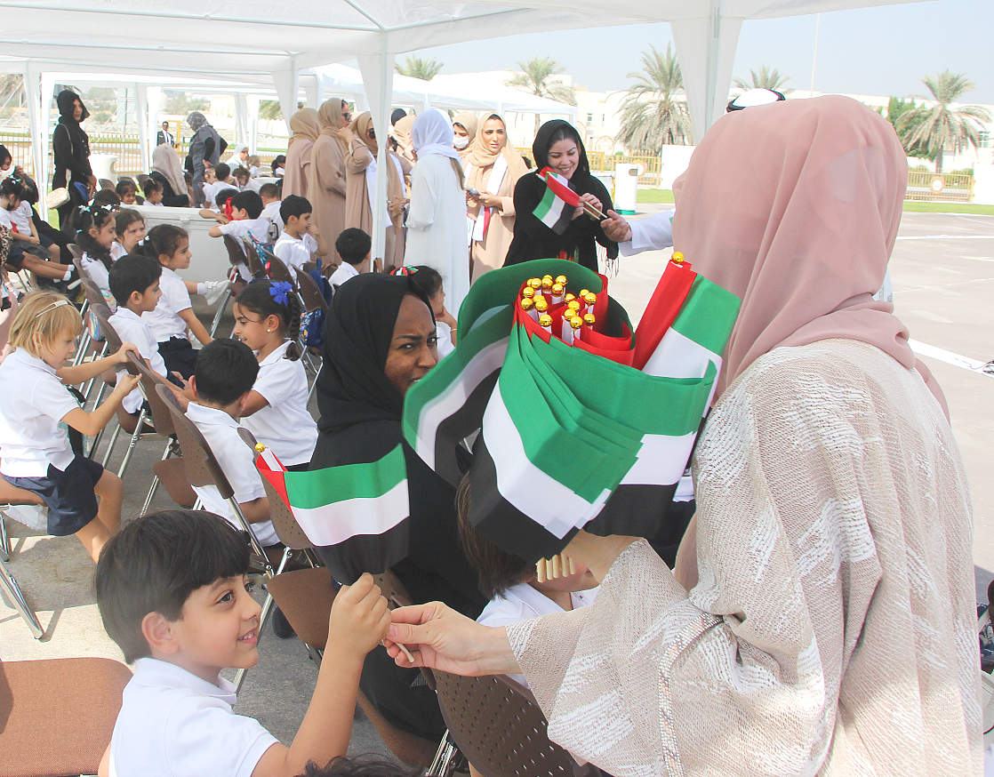 Banderas y alumnos de The Spanish School of Abu Dhabi, protagonistas en la Gran Mezquita del Jeque 
Zayed. (EL CORREO)