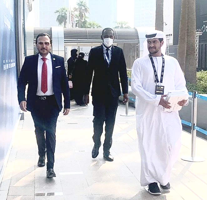 El embajador de Venezuela -a la izquierda-, en el momento de llegar a ADIPEC en Abu Dhabi. (EL CORREO)
