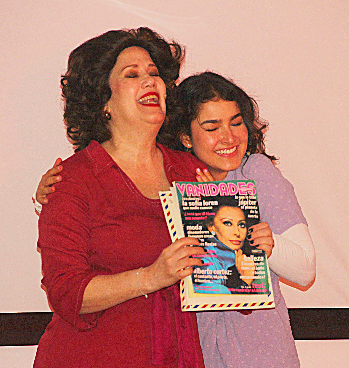 Las actrices Maribel Abello Banfi -izquierda- e Isabela Gómez Girón dieron vida sobre el escenario de la Sorbona de Abu Dhabi a distintas etapas de la vida de Meira Delmar. (EL CORREO)